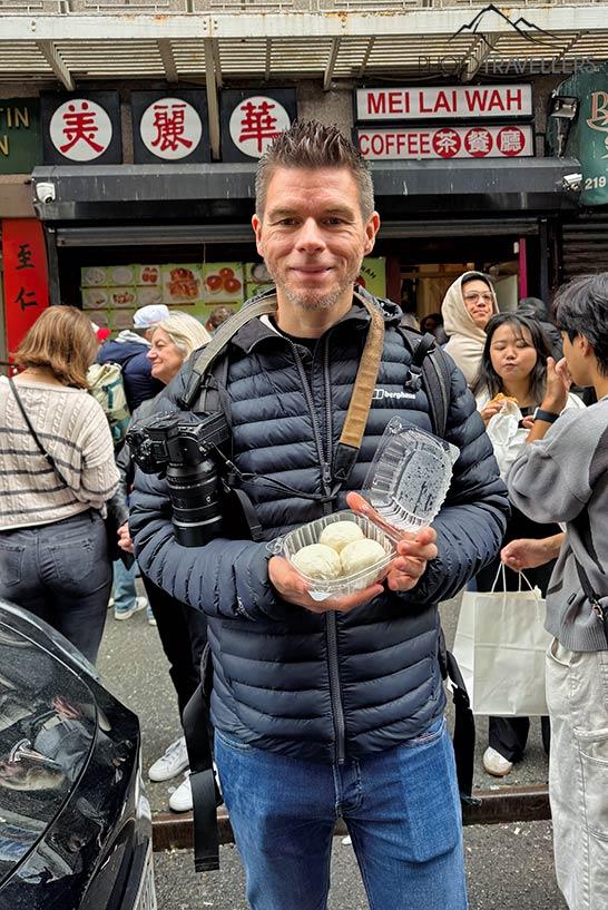 Le blogueur de voyage Florian Westermann devant le fast-food Mei Lai Wah à Chinatown à New York