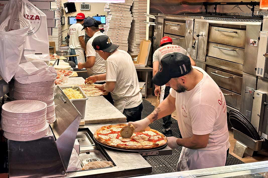 Pizzaiolo chez Joe's Pizza en train de faire des pizzas à New York