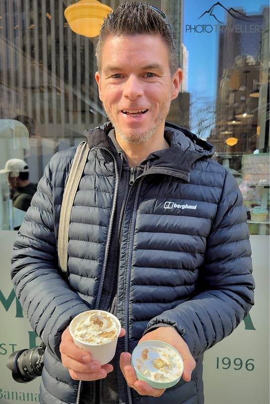 Le blogueur de voyage Florian Westermann avec le célèbre pudding à la banane de la Magnolia Bakery à New York