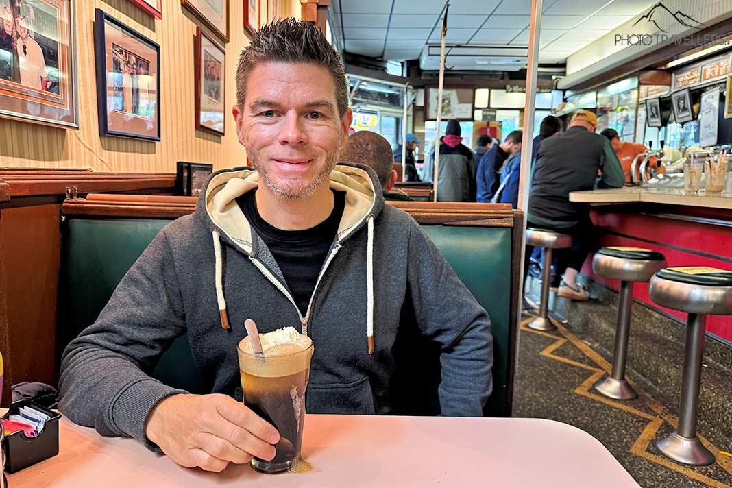 Le blogueur de voyage Florian Westermann avec un Float au Lexington Candy Shop à New York