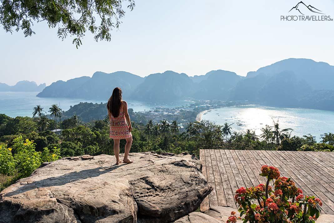 Blogueuse de voyage Biggi Bauer au point de vue de Phi Phi avec vue sur l'île et la mer