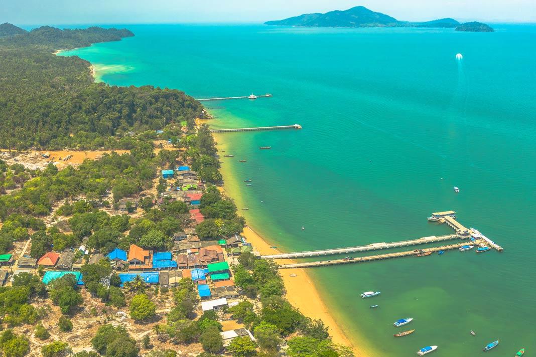 Vue aérienne du quai de Koh Phayam