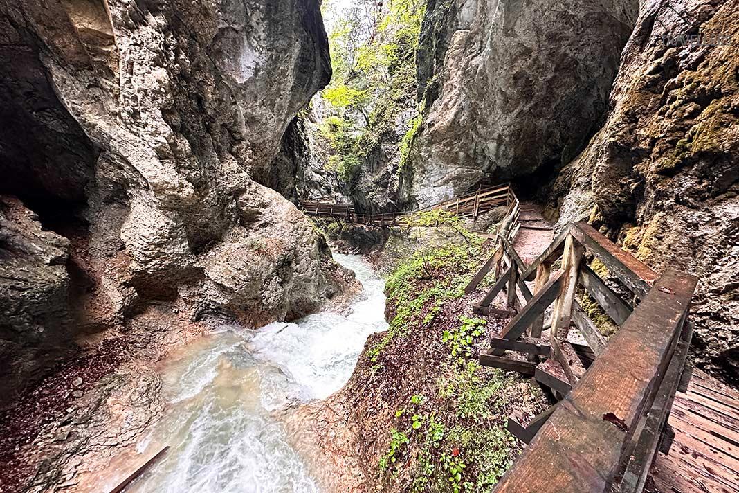 O caminho de caminhada pela Wolfsklamm