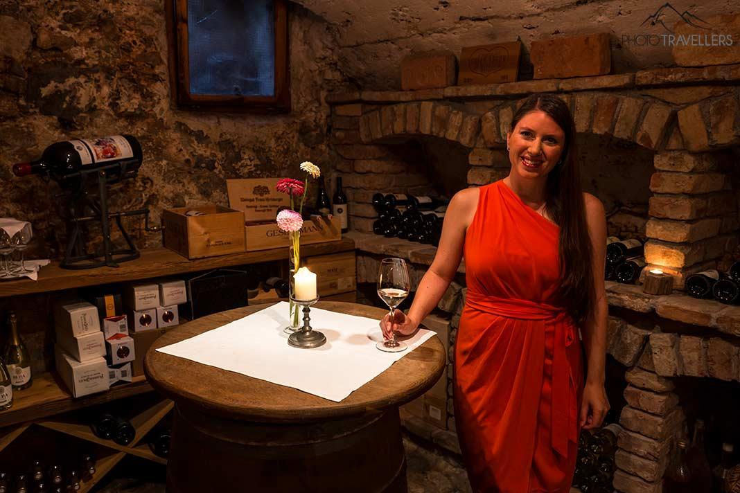 A blogueira de viagens Biggi Bauer na adega do hotel "Der Brandstetterhof" em Tirol