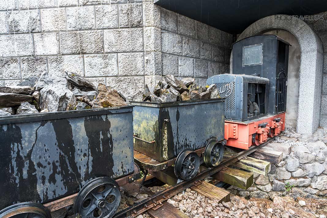 Um trem antigo na frente do Tiroler Steinöl & Vitalberg