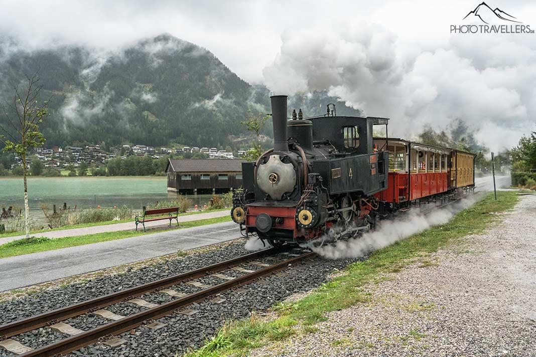 O trem Achenseebahn, uma locomotiva a vapor com dois vagões