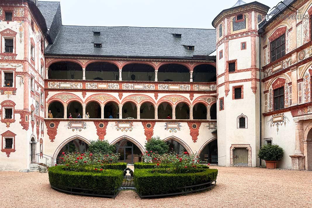 O pátio do Castelo Tratzberg