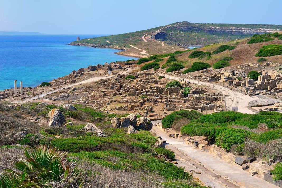 Vista de la ciudad en ruinas de Tharros
