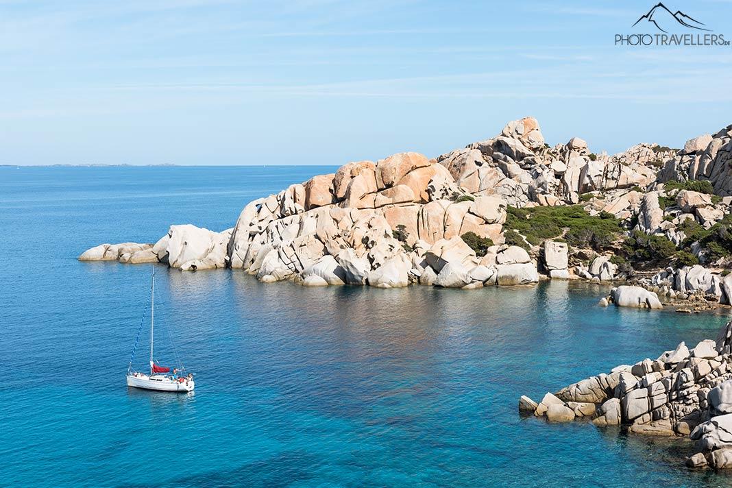 Un barco en una bahía en la península de Capo Testa