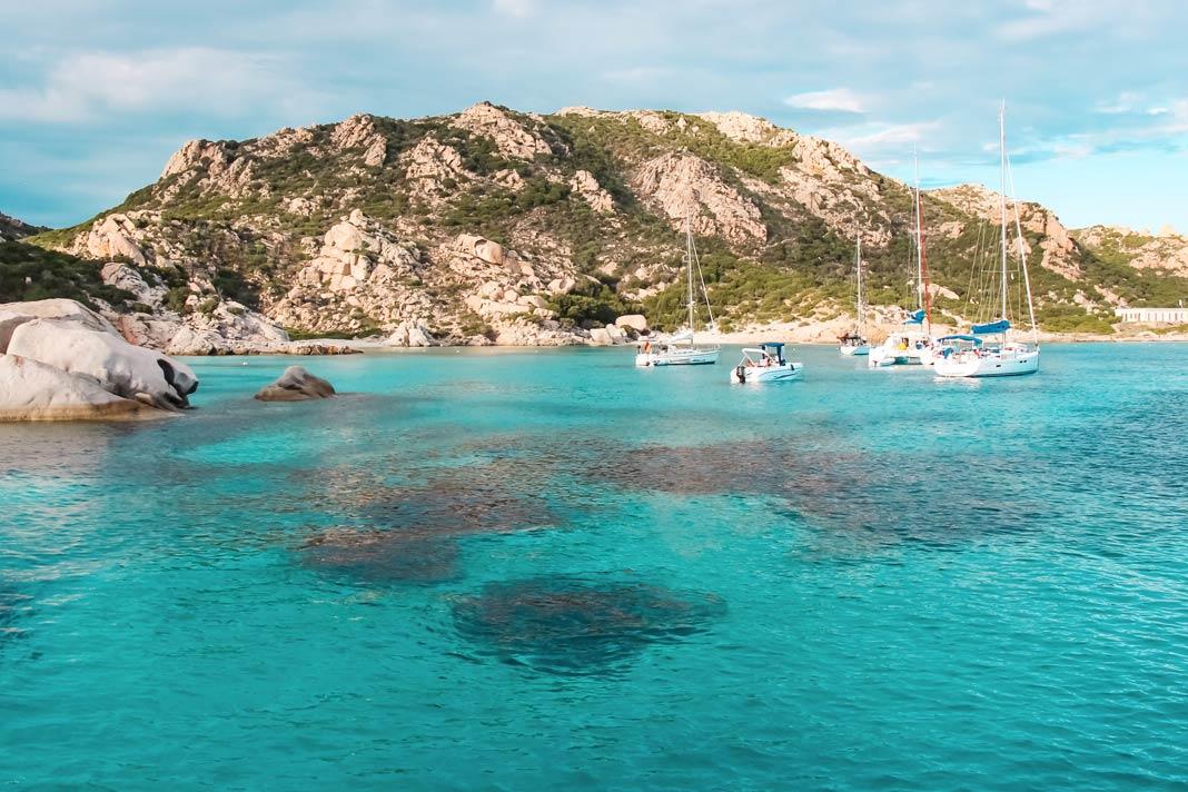 Barcos en el agua en la Costa Esmeralda