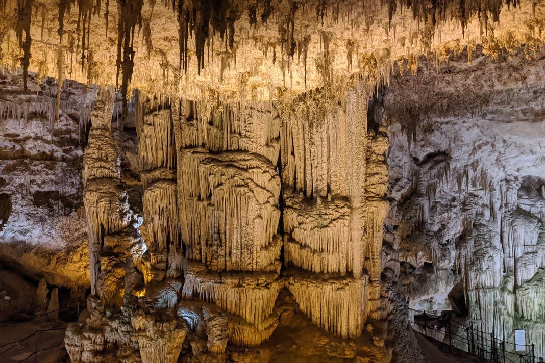 En el interior de la Gruta de Neptuno en Cerdeña