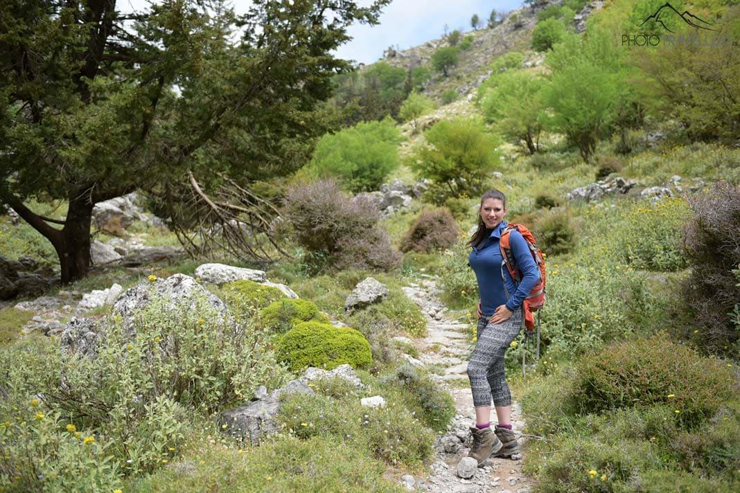 La blogueuse de voyage Biggi Bauer sur un chemin étroit menant à la gorge d'Imbros