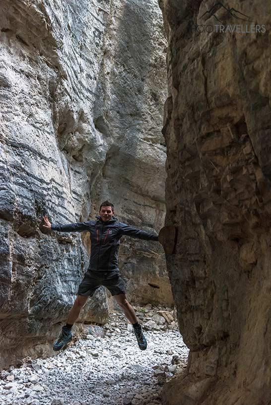 Le blogueur de voyage Florian Westermann saute à l'endroit le plus étroit de la gorge d'Imbros à Crète