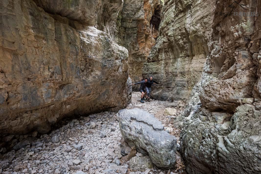 Les blogueurs de voyage Florian Westermann et Biggi Bauer à un endroit très étroit de la gorge d'Imbros à Crète