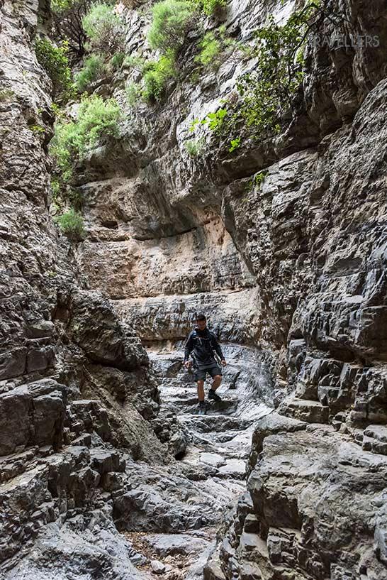 Le voyageur Florian Westermann marche entre des parois rocheuses serrées dans la gorge d'Imbros à Crète