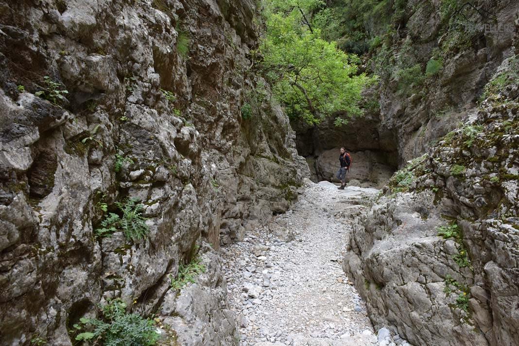 La blogueuse de voyage Biggi Bauer entre des parois rocheuses élevées de la gorge d'Imbros