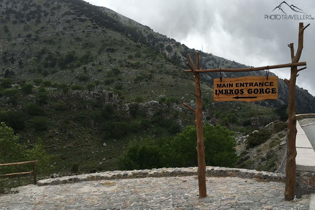 Un panneau en bois indiquant le chemin vers l'entrée de la gorge d'Imbros à Crète