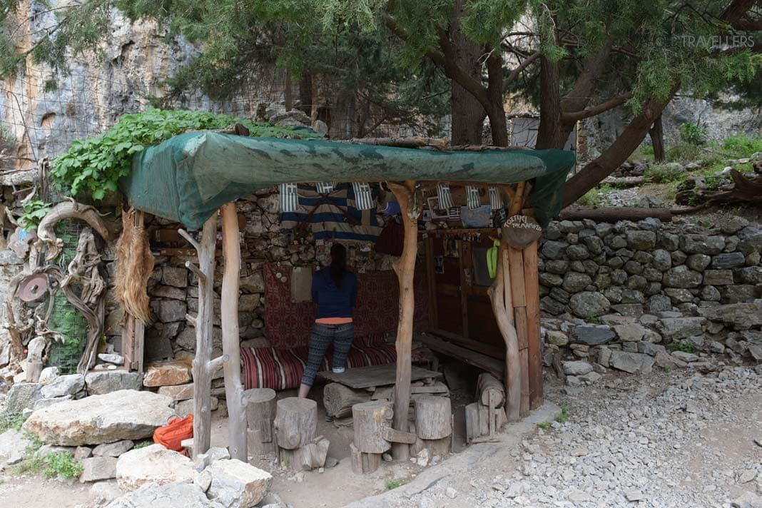 Un petit abri couvert dans la gorge d'Imbros à Crète