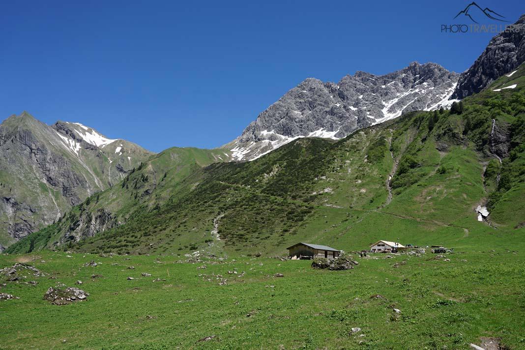 La vue sur la Käseralpe, avec les montagnes en arrière-plan