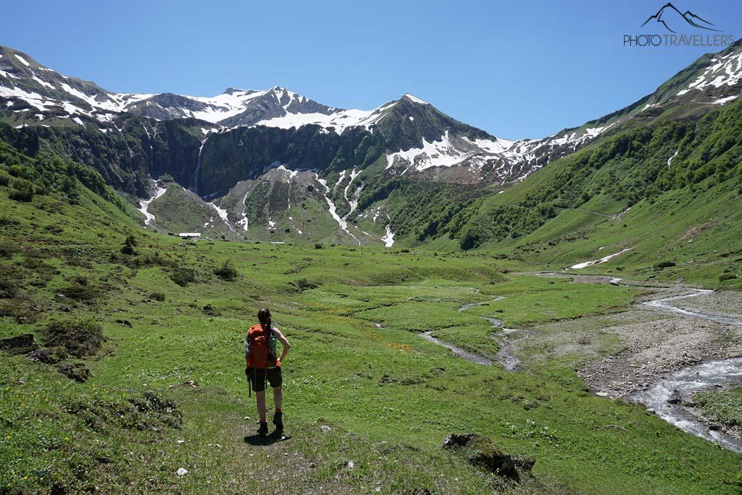 Blogger de voyage Biggi Bauer regardant le fond de la vallée de l'Oytal