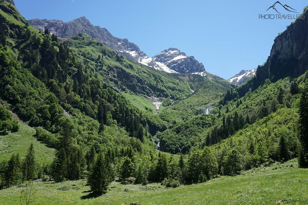 La vue sur la lointaine Stuibenfall, qui se jette dans les pentes rocheuses