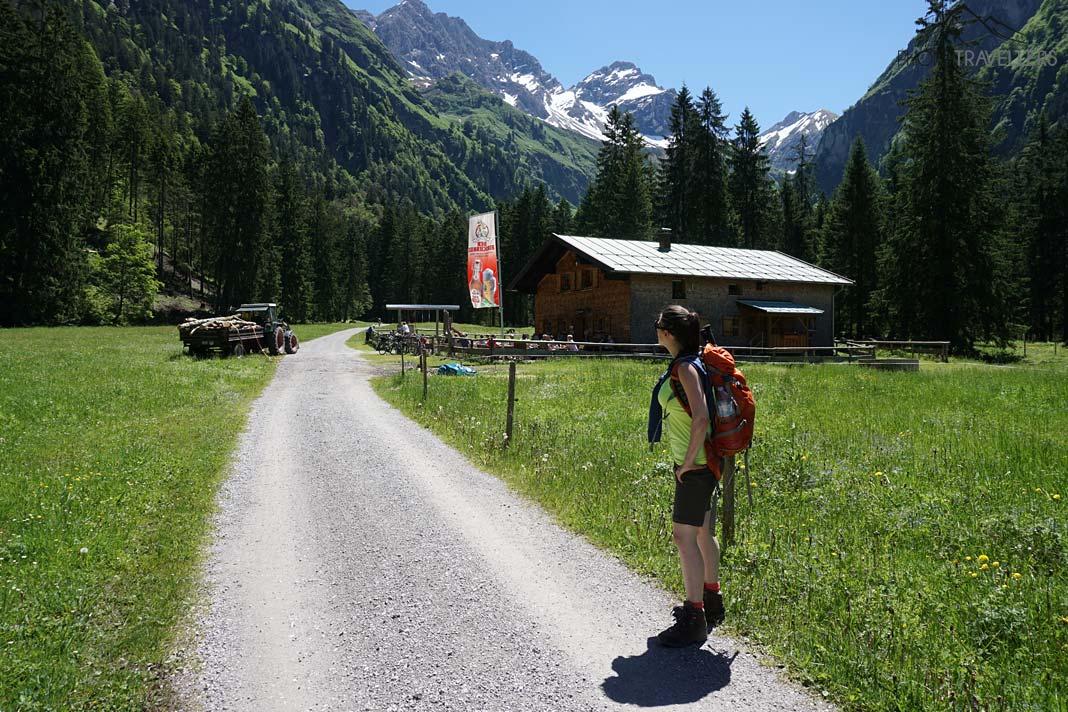 Blogger de voyage Biggi Bauer sur le large chemin d'accès devant la Gutenalpe dans l'Oytal