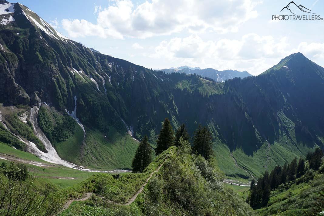 Un sentier étroit qui descend dans la vallée de Dietersbach