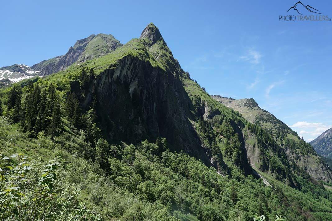 La vue sur les Höfats, une aiguille rocheuse recouverte d'herbe dans l'Oytal