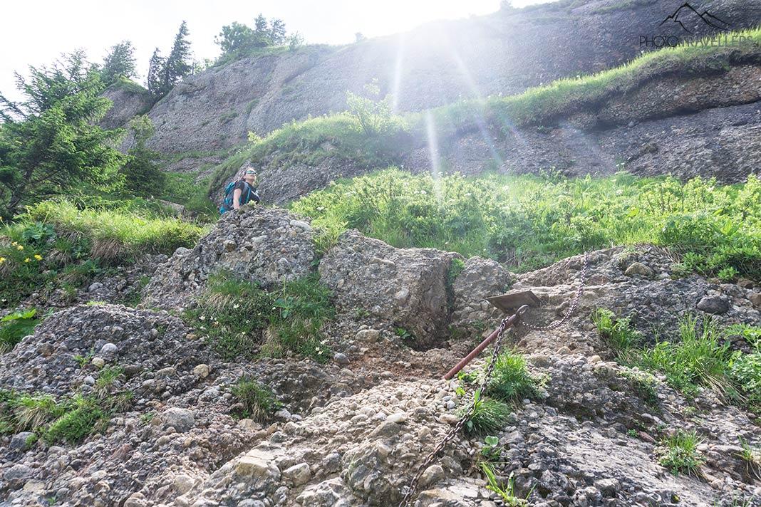 Blogueuse voyageuse Biggi Bauer sur un chemin sécurisé par corde sur le Brunnenauschartenteig