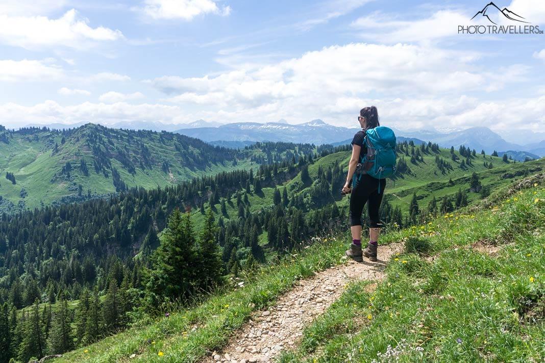 Blogueuse voyageuse Biggi Bauer regarde depuis le Hochgrat au loin
