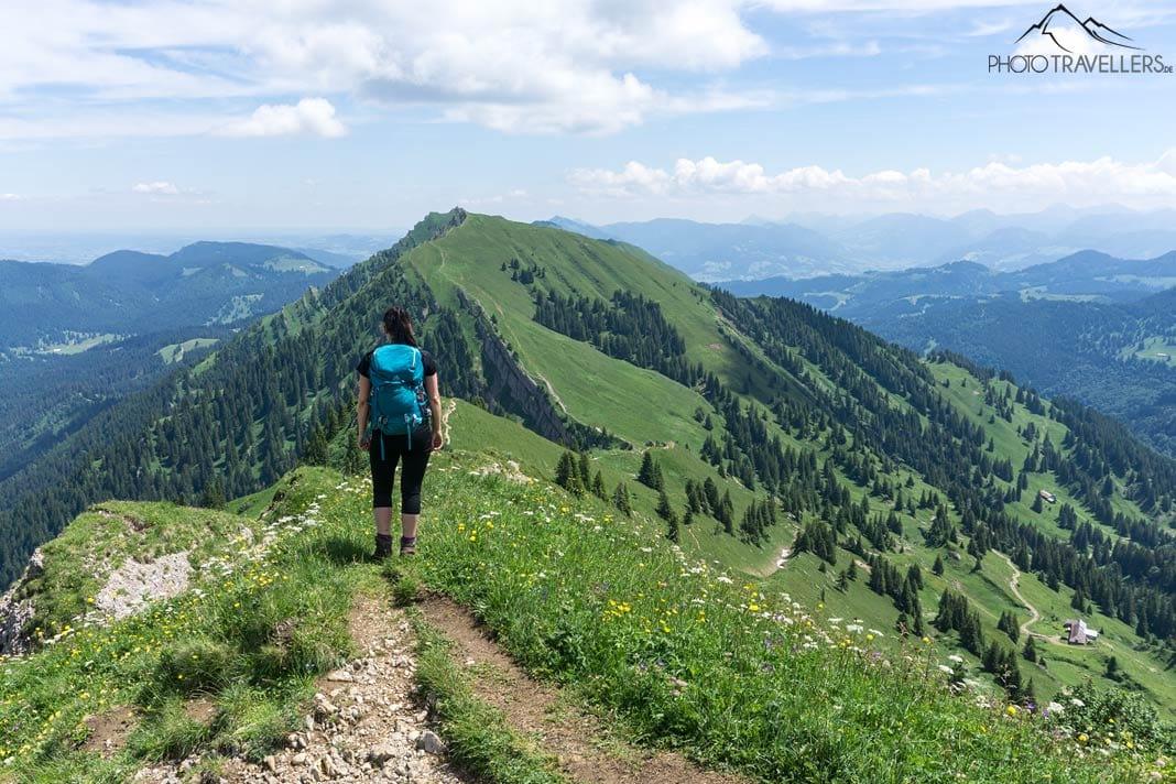 Blogueuse voyageuse Biggi Bauer regarde depuis le Hochgrat sur le Rindalphorn