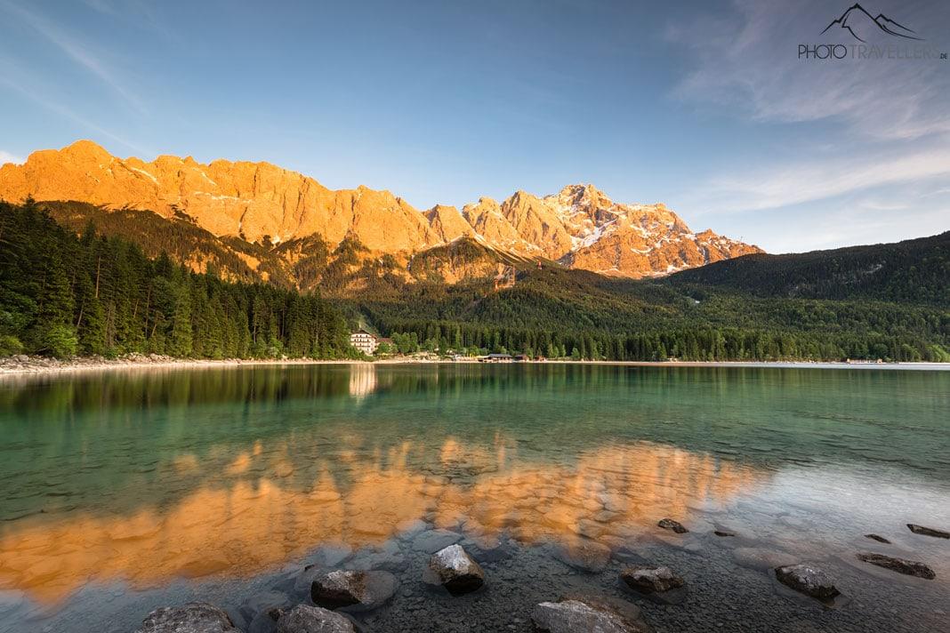 Vue sur la Zugspitze au bord du Eibsee