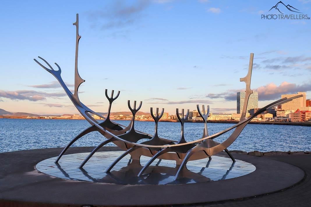 La sculpture Sun Voyager à Reykjavik avec vue sur la mer