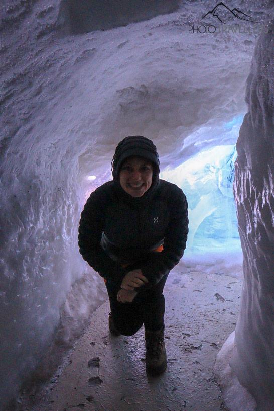 La journaliste de voyage Biggi Bauer dans la grotte de glace au Perlan à Reykjavik