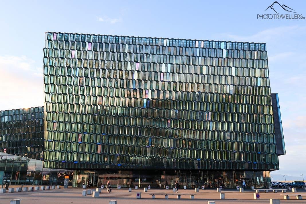 La salle de concert moderne Harpa à Reykjavik