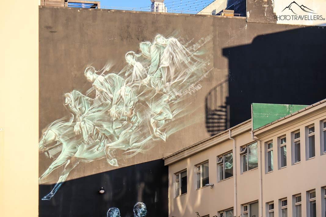 Une grande œuvre de street art sur un mur à Reykjavik