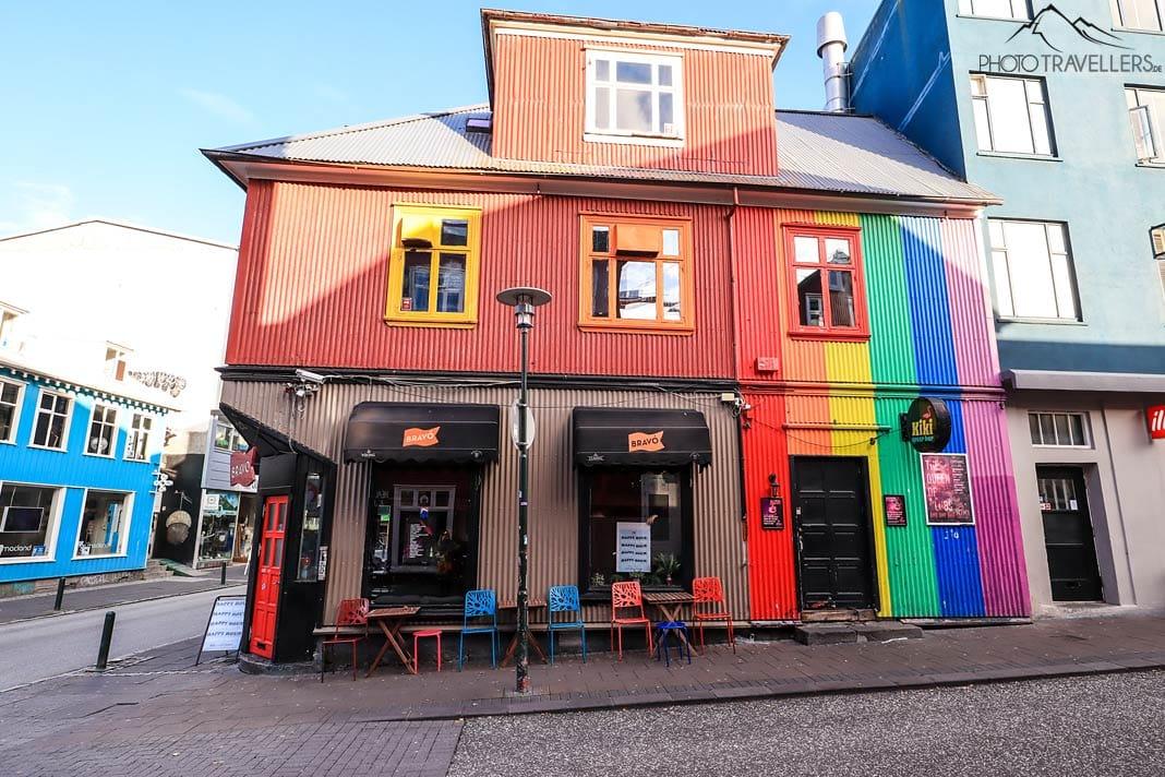 Une maison colorée dans la rue commerçante Laugavegur à Reykjavik
