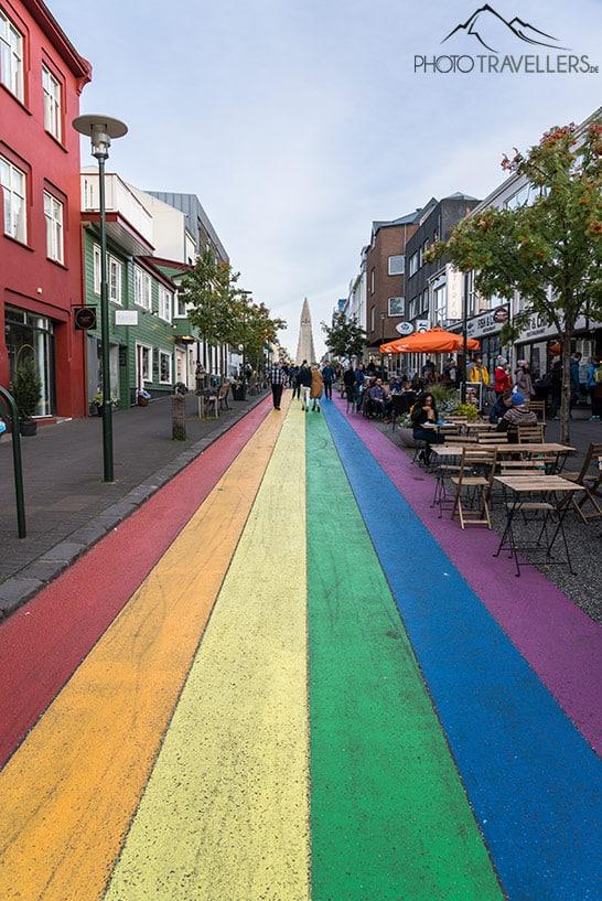 La rue colorée de l'arc-en-ciel à Reykjavik