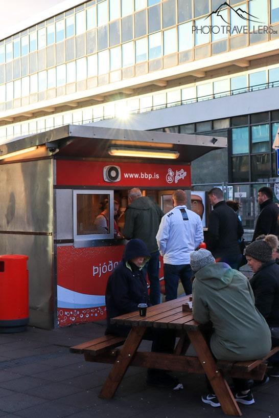 Un stand de hot-dogs de la chaîne Bæjarins Beztu Pylsur à Reykjavik
