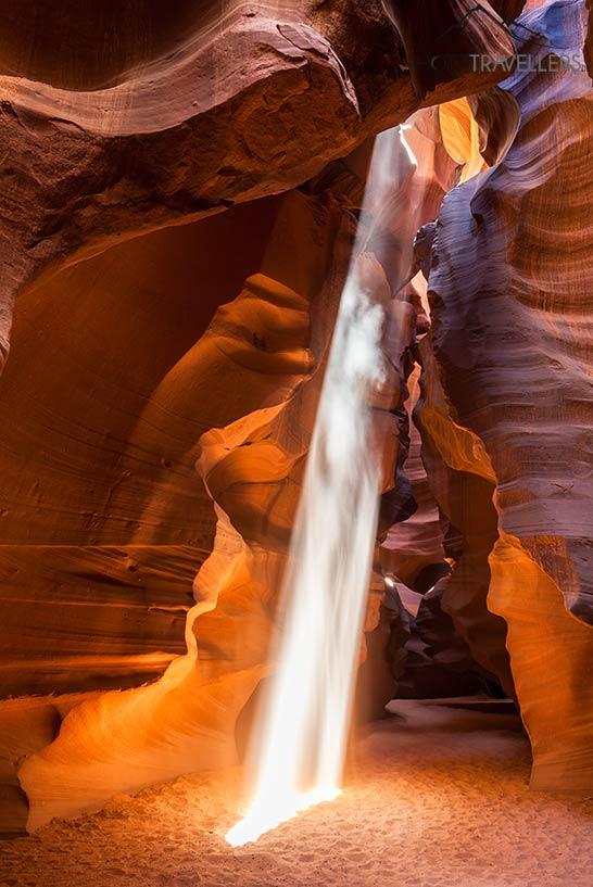 Un rayon de lumière passant à travers les murs étroits du Canyon Antelope Supérieur