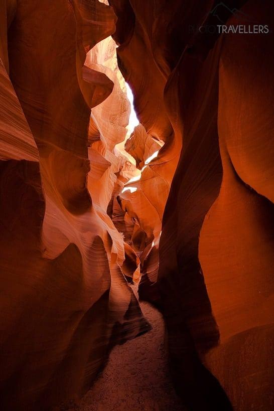 Le chemin étroit à travers le Canyon Antelope Inférieur