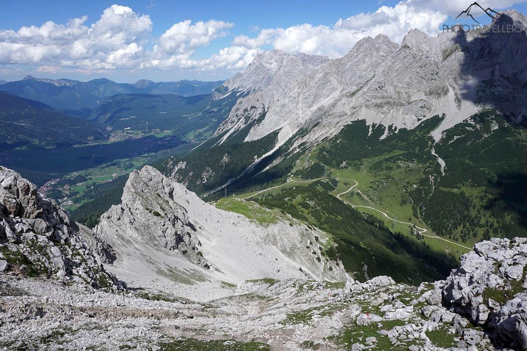Le chemin de randonnée raide qui mène de la Handschuhspitze à la Sunnalm