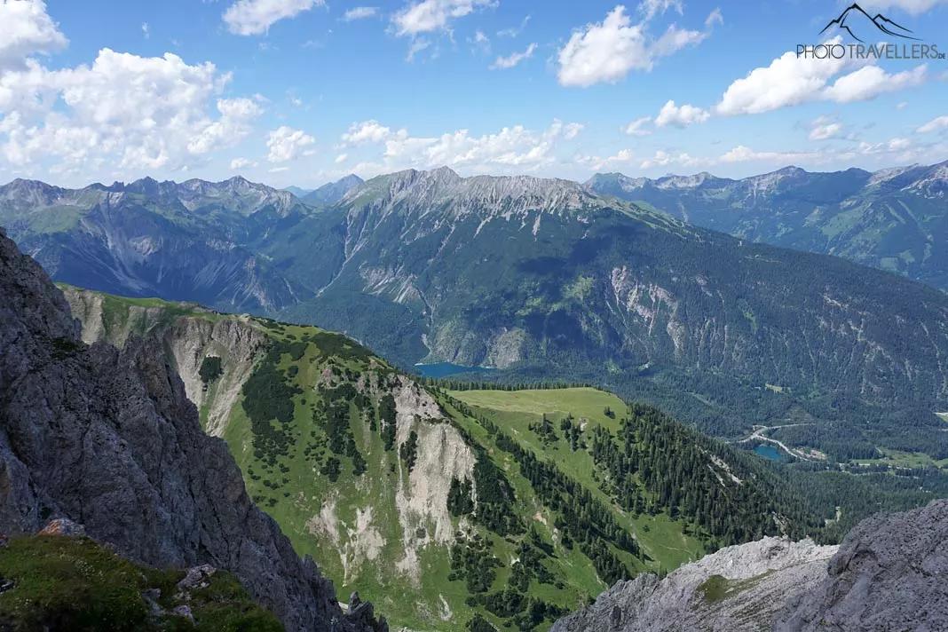 La vue depuis la Handschuhspitze sur le Blindsee et le Weißensee