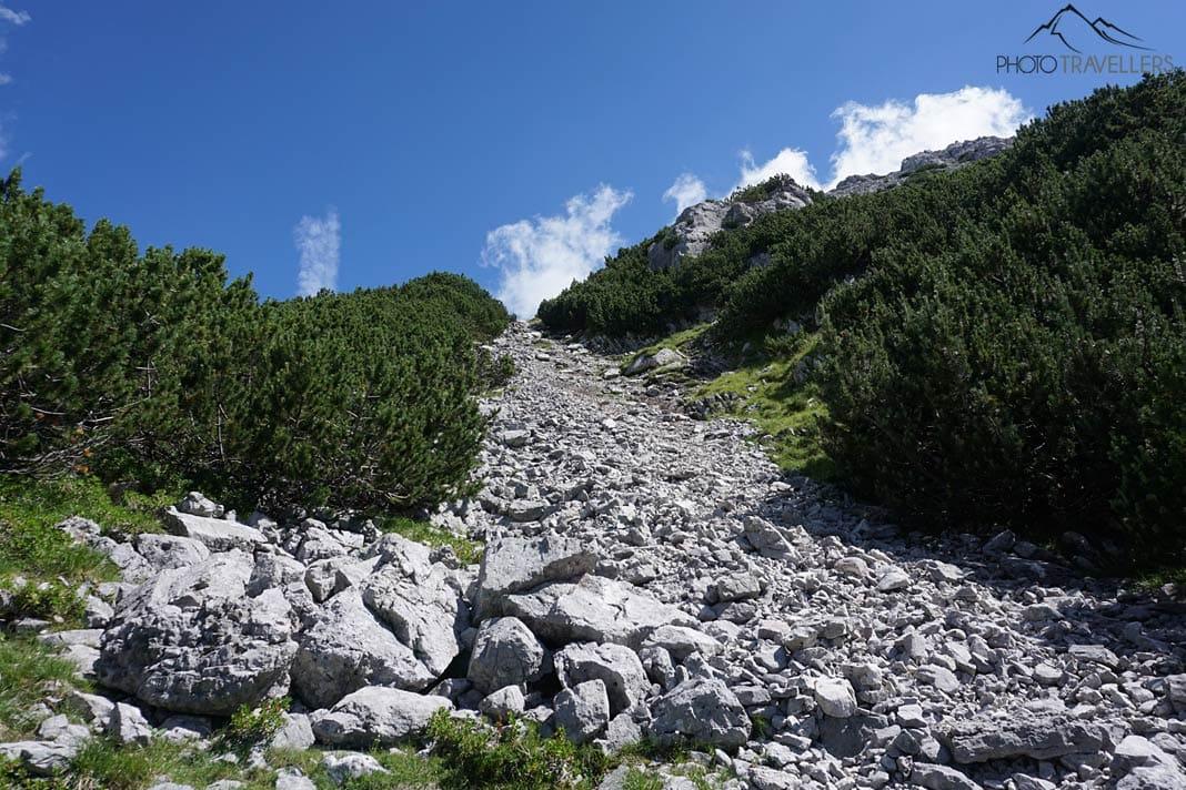 Un champ de rochers raide sur le chemin vers le sommet du Wannig