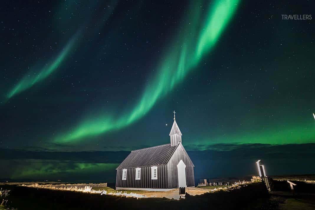 L'église Búðakirkja en Islande sous des aurores boréales vertes