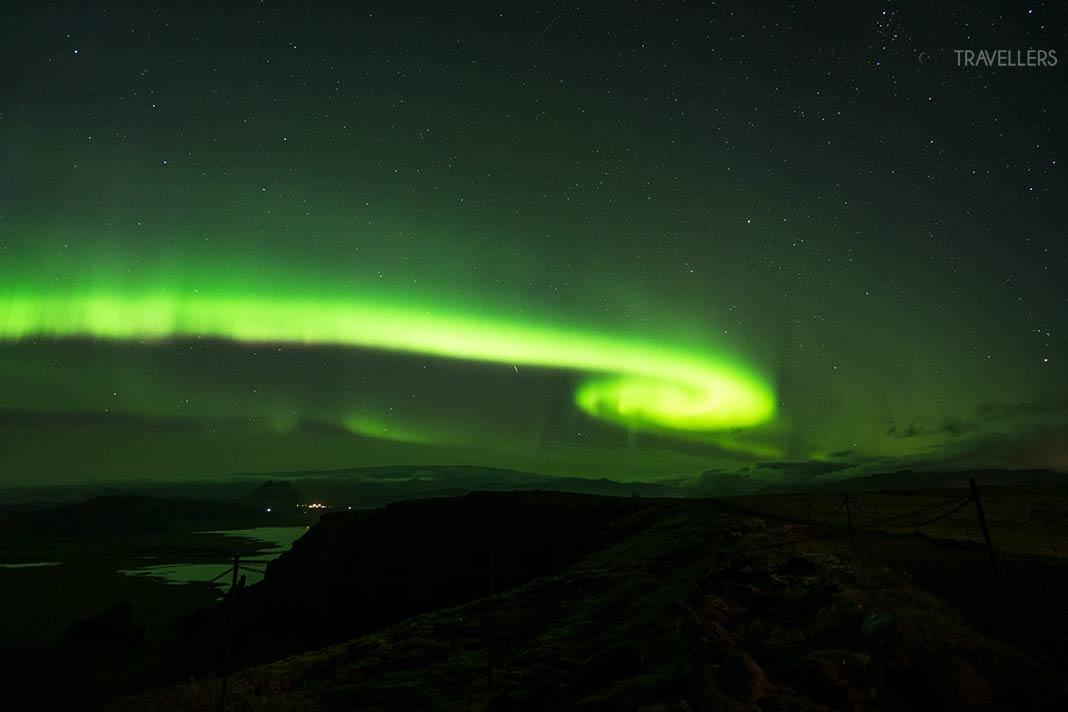 Un grand aurore au-dessus de l'Islande