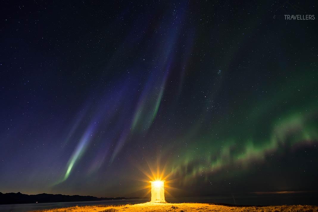 Un phare avec des aurores boréales en Islande