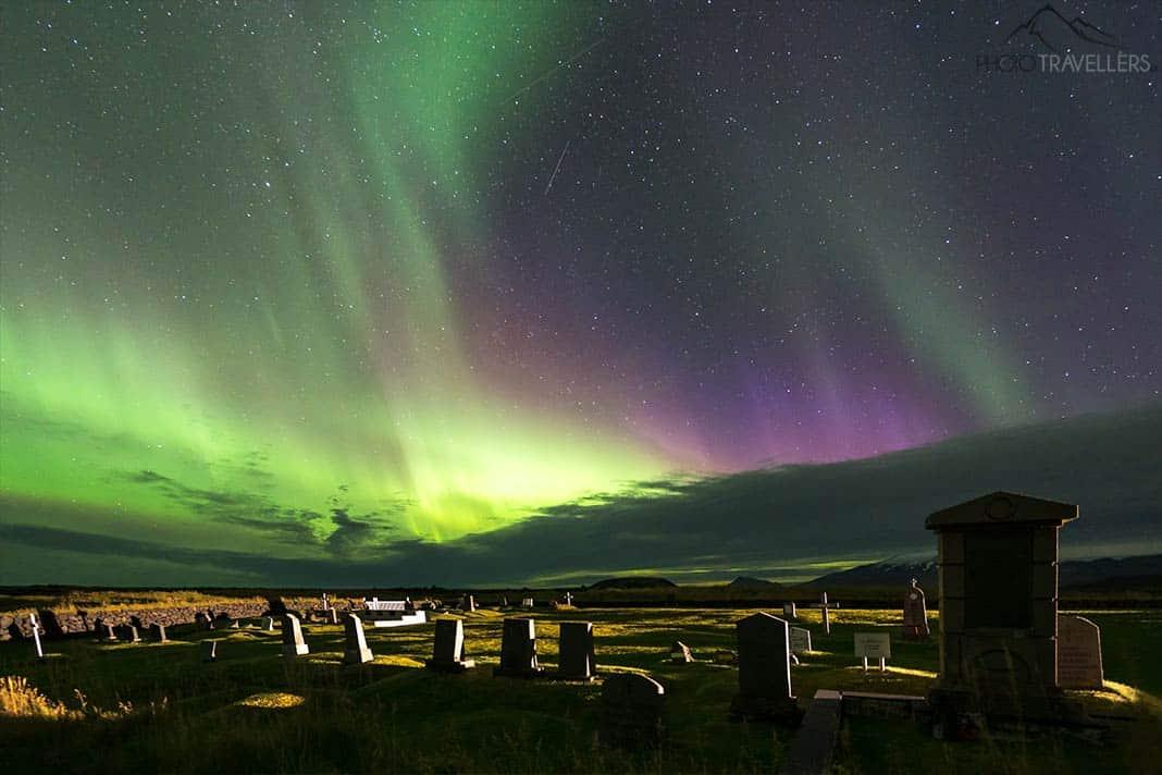 Aurores boréales éclatantes au-dessus du cimetière de Búðakirkja en Islande
