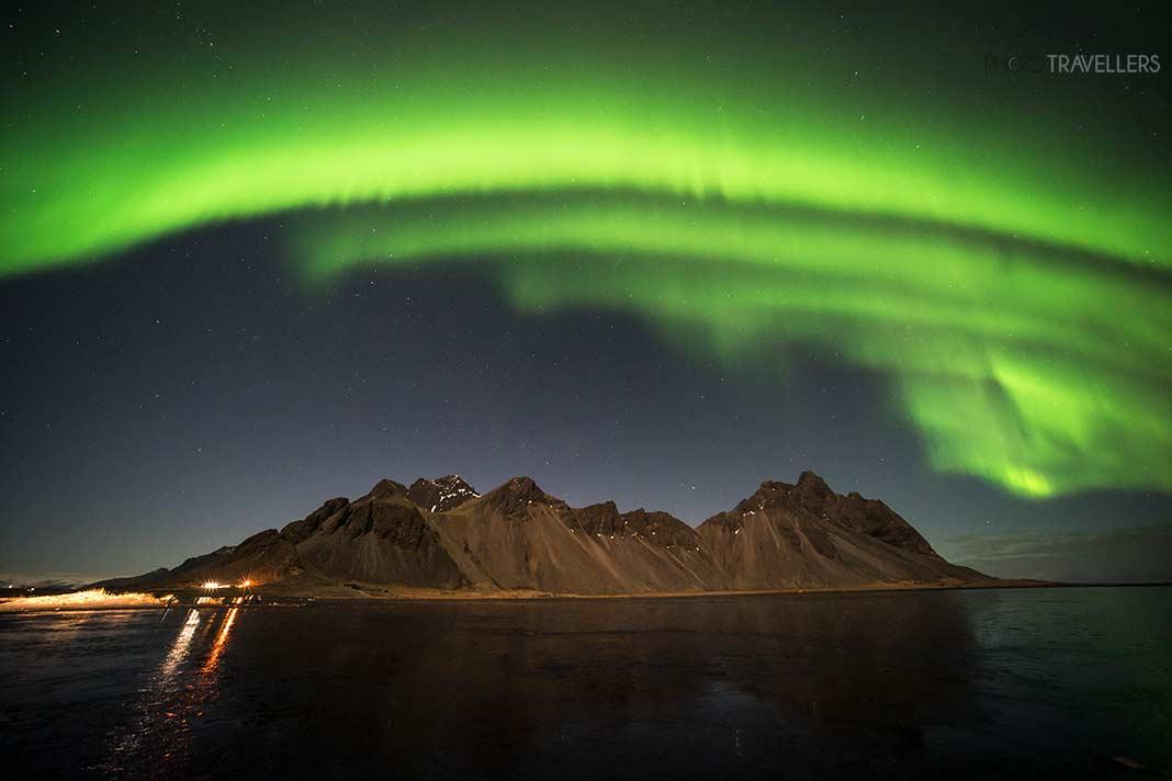 Aurores boréales au-dessus des montagnes de Stokksnes