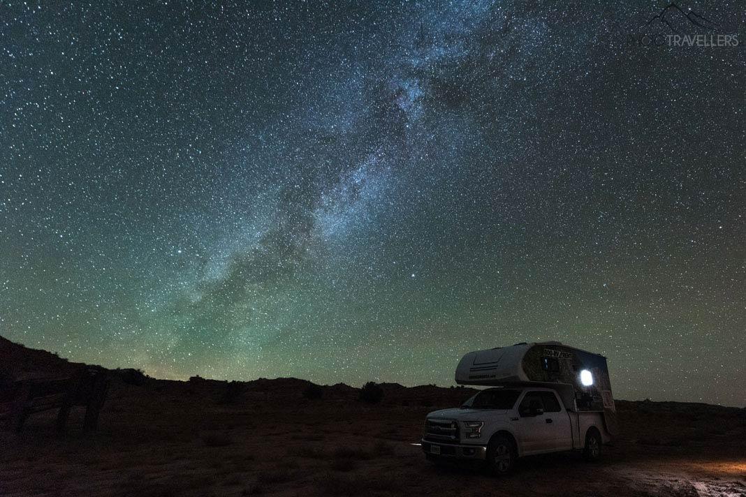 Furgoneta bajo el cielo estrellado